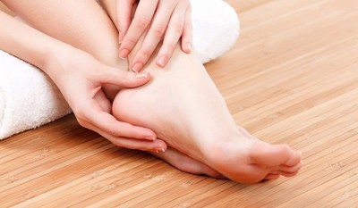 Tại sao tăng cholesterol huyết khiến chân bị đau và tê bì?